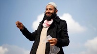 Omar mulai melakukan terapi medis dengan menggunakan racun lebah sejak 5 tahun yang lalu. Usai membaca manfaat lebah di dalam Alquran, Omar meyakini tak hanya madu yang dapat dimanfaatkan manusia dari lebah, tetapi sengatan lebah mampu untuk menghilangkan rasa sakit dan menyembuhkan penyakit seperti rematik.