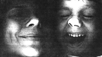 Ibu dan anak ini iseng berfoto di mesin fotokopi. Foto: boredpanda