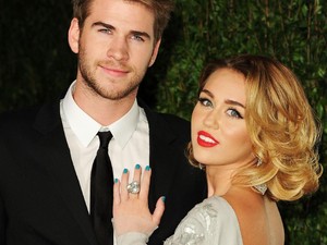 Miley Cyrus Pakai Gaun Vivienne Westwood Saat Dinikahi Liam Hemsworth