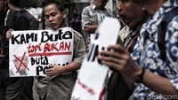 Warga yang tergabung dalam Persatuan Aksi Sosial Tuna Netra melakukan unjuk rasa di depan kantor Majelis Ulama Indonesia, Jakarta, Rabu (14/11).