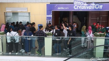 Bahkan para calon peserta yang ingin menguasai kursi-kursi terdepan telah mengantre sejak pukul 08.00 WIB.