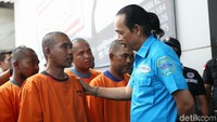 4 tersangka juga ikut diringkus.