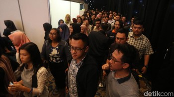 Lantaran membludaknya peserta ini, banyak dari mereka yang tak kebagian tempat duduk.