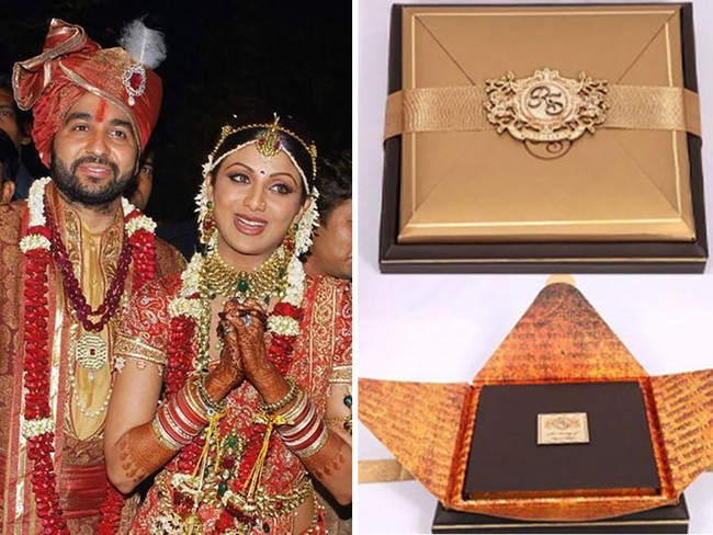 Sebelum Isha, Ada aktris Shilpa Shetty yang undangan pernikahannya viral karena begitu mewah. Menikah dengan pengusaha kaya Raj Kundra, Shilpa Shetty dikabarkan menghabiskan US$ 6 juta atau sekitar Rp 88,6 miliar hanya untuk budget undangan pernikahan. Setiap undangan pernikahan yang dikirimkan ke tamu di dalam amplop emas dengan inisial nama RS yang begitu mewah. Di dalam amplop tersebut juga ada detail lokasi dan makanan yang akan disajikan. Foto: Getty Images, Ist.