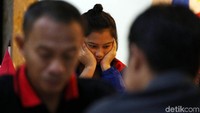 Janelle tampak serius memikirkan langkah saat melawan Medina.