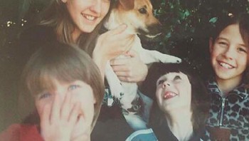 Para saudari dan anjing kesayangan. Foto: boredpanda