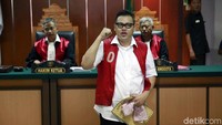 Sebenarnya pihak pengadilan menyediakan pengacara untuk mendampingi Reza. Pool/Ismail/detikFoto.