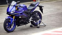 Motor ini bahkan dipakai oleh pebalap Indonesia, Galang Hendra yang turun balapan di WorldSSP300 dengan menunggangi Yamaha R3 (versi 300 cc dari R25). Foto: Grandyos Zafna