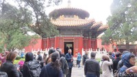 Butuh 14 tahun untuk membangun Forbidden City. Istana ini dibangun oleh lebih dari 1 juta pekerja, termasuk lebih dari 100 ribu pengrajin. (Rita/detikTravel)