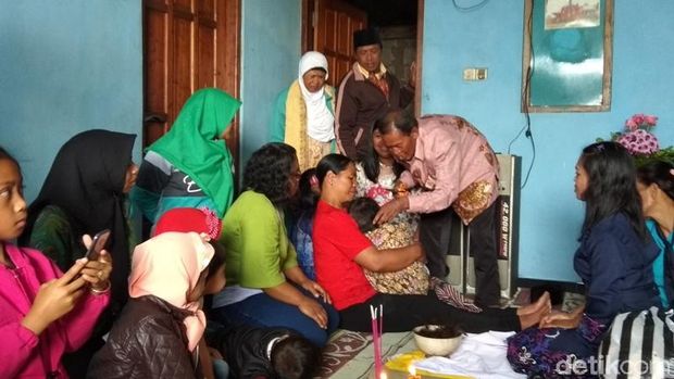 Ritual potong rambut gimbal di Lereng Merapi.