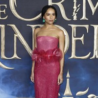 Aktris 30 tahun itu kembali mengandalkan gaun off-shoulder saat menghadiri premier Fantastic Beasts: The Crimes of Grindelwald. (Foto: Getty Images)