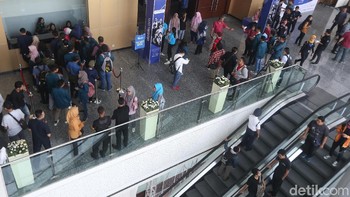 Salah satunya Maulana Firmansyah (19). Mahasiswa Politeknik Universitas Surabaya (Ubaya) ini mengaku acara yang mendatangkan sejumlah pembicara spektakuler seperti InnoCreativation jarang terjadi di Surabaya, terlebih bisa dihadiri langsung oleh Wali Kota Risma.