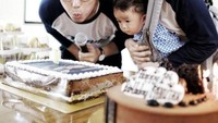 Ini nih potret kekompakan keluarga Kinos dan Gina. Mereka sedang merayakan ulang tahun anak pertamanya, Uta. Tiup lilin pun jadi simbol perayaan hari bahagia ini. Foto: Instagram kinosnoski