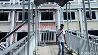 JPO yang rusak ini mengganggu kenyamanan penyeberang jalan.