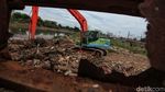 Pengerukan Endapan Sampah di Banjir Kanal Barat