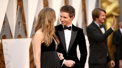 Potret Romantis Pemeran Utama Fantastic Beasts 2 dan Istri