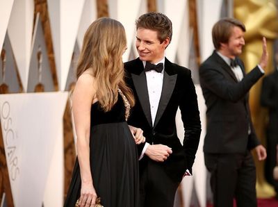 Potret Romantis Pemeran Utama Fantastic Beasts 2 dan Istri