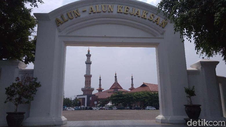 Ridwan Kamil akan Poles Alun-alun Kota Cirebon Lebih Ciamik Ridwan Kamil akan Poles Alun-alun Kota Cirebon Lebih Ciamik