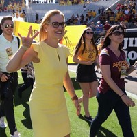 Kyrsten yang merupakan kandidat dari Partai Demokrat berhasil mengalahkan rivalnya, Marta McSally dari Partai Republikan dalam pemilu sela (midterm) baru-baru. Ia menang tipis lewat pertarungan sengit di Negara Bagian Arizona. (Foto: Getty Images)