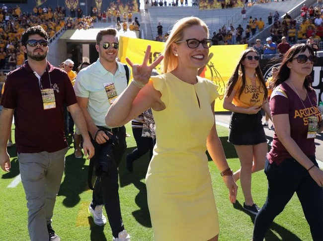 Kyrsten yang merupakan kandidat dari Partai Demokrat berhasil mengalahkan rivalnya, Marta McSally dari Partai Republikan dalam pemilu sela (midterm) baru-baru. Ia menang tipis lewat pertarungan sengit di Negara Bagian Arizona. (Foto: Getty Images)