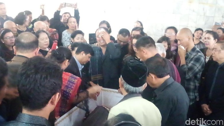 Isak Tangis Warnai Prosesi Adat Sekeluarga Korban Pembunuhan di Bekasi Isak Tangis Warnai Prosesi Adat Sekeluarga Korban Pembunuhan di Bekasi