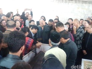 Isak Tangis Warnai Prosesi Adat Sekeluarga Korban Pembunuhan di Bekasi