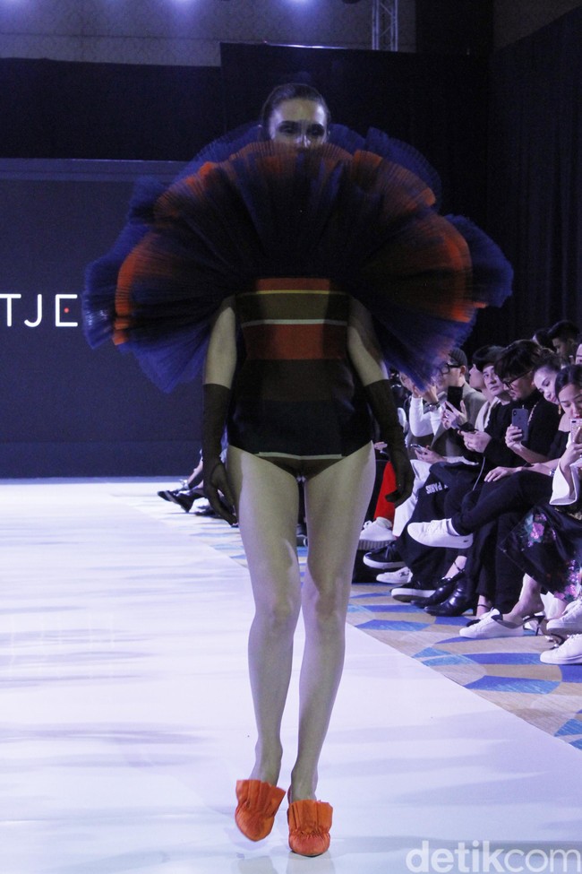 Rancangan terbaru Hian Tjen di IPMI Trend Show 2019, Senayan City, Jakarta, Selasa [13/11/2018]. Foto: Mohammad Abduh/Wolipop