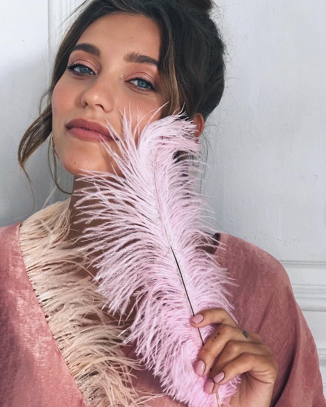 Itu sedikit membuat frustasi bagiku pada awalnya karena semua emosi positif tampaknya palsu. Setelah hidup sebentar di lingkungan seperti itu, aku menyadari bahwa orang hanya berusaha untuk memuluskan situasi yang tidak menyenangkan, menjadi positif sepanjang waktu, dan menyelesaikan tugas apa pun dengan senyuman, meskipun itu tidak mudah, imbuhnya. Foto: Instagram @reginatodorenko