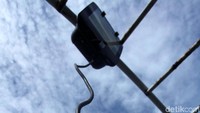 Kabel lampu penerangan JPO putus.