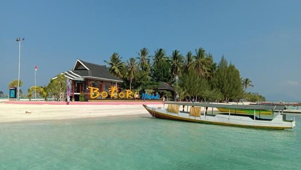 Di Konawe, kamu juga bisa berkunjung ke Pulau Bokori. Pulau ini terlihat sangat eksotis, karena dikelilingi oleh laut yang masih jernih dengan warna kebiruan. Edi Muhammad Yamin/dTraveler  Di Konawe, kamu juga bisa berkunjung ke Pulau Bokori. Pulau ini terlihat sangat eksotis, karena dikelilingi oleh laut yang masih jernih dengan warna kebiruan. Edi Muhammad Yamin/dTraveler Â