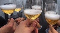 Terlihat foto Kevin di belakang gelas-gelas minuman. Nicole pun menulis, Tiba musim panas! Abaikan saja hujan dan cuaca 49 derajat. Foto: Instagram @nicole