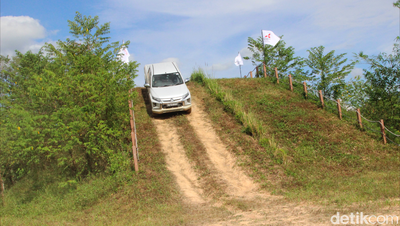 Menjajal Mobil Pekerja Mitsubishi