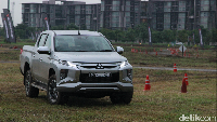 Pertanyaan yang tidak kalah menarik, tentu tenaga pendorong yang terselip pada balik kap mesin yang ditawarkan. Memang belum dibocorkan spesifikasi resmi mesin apa yang bakal ditawarkan. Namun Mitsubishi mesin New Triton menawarkan dua pilihan mesin. Yakni mesin 4N15 2.4L MIVEC turbo diesel dan mesin bensin 4G64 2.4L dengan sistem injeksi bahan bakar ECI-Multi yang bisa menyeimbangkan antara daya dan konsumsi bahan bakar mesin.