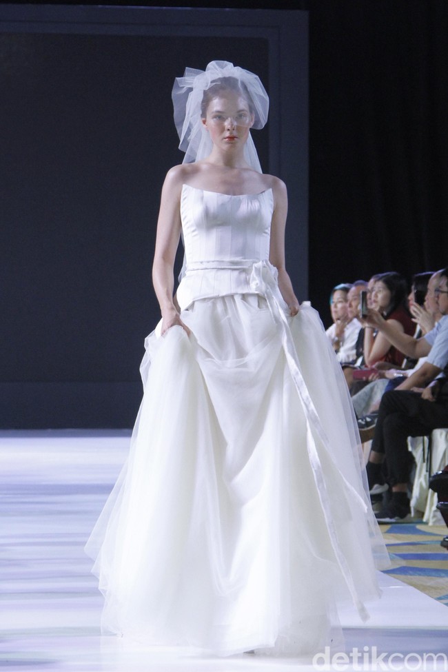 Fashion show Stella Rissa menampilkan koleksi gaun pengantin di IPMI Trend Show 2019, Senayan City, Jakarta, Selasa [13/11/2018]. Foto: Mohammad Abduh/Wolipop