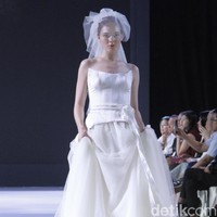 Fashion show Stella Rissa menampilkan koleksi gaun pengantin di IPMI Trend Show 2019, Senayan City, Jakarta, Selasa [13/11/2018]. Foto: Mohammad Abduh/Wolipop