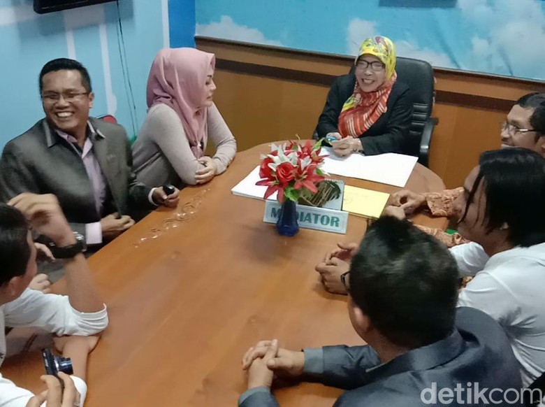 Kisah Mediasi Charly Van Houten dengan Regina yang Berakhir Manis Kisah Mediasi Charly Van Houten dengan Regina yang Berakhir Manis