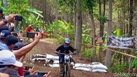 Tiket masuk kawasan ini sudah menjadi satu dengan retribusi Air Terjun Sedudo yang hanya Rp 10 ribu per orang. (Sugeng/detikTravel)
