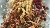 Ini versi sederhana, irisan telur dadar, kacang tanah goreng, bawang goreng, sambal dan suwiran kari ayam. Nyam! Foto : Instagram @eyeslux