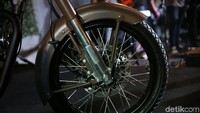 Selain itu, Royal Enfield Classic 500 Pegasus memiliki pengaturan suspensi dengan garpu teleskopik di depan dan dual sokbreker di bagian belakang, dan dikombinasi rem cakram.