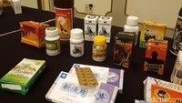 Selain alat kosmetik, terdapat juga beberapa obat tradisional yang mengandung berbagai zat berbahaya bagi kesehatan. (Foto: Yoga/detikHealth)
