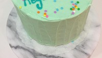  Mengunggah foto cake yang diberikan oleh sang suami untuk memperingati hari pernikahannya. Dan Nicole pun menyebut Kevin sebagai suami terbaik. Foto: Instagram @nicole