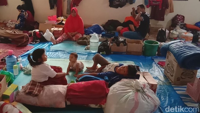 Polisi di Jabar Pantau Rumah Warga yang Ditinggal Mengungsi Polisi di Jabar Pantau Rumah Warga yang Ditinggal Mengungsi