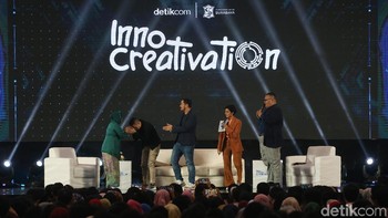 Pandji Pragiwaksono dan Ernest Prakasa menyalami Risma.