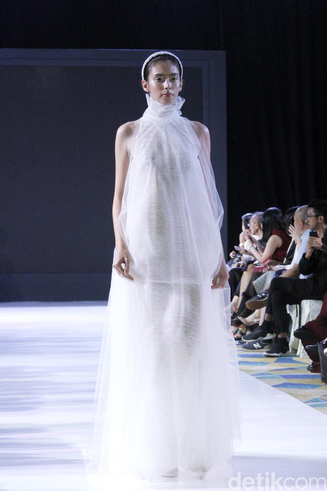 Fashion show Stella Rissa menampilkan koleksi gaun pengantin di IPMI Trend Show 2019, Senayan City, Jakarta, Selasa [13/11/2018]. Foto: Mohammad Abduh/Wolipop