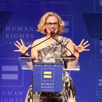 Arizona memiliki sebuah pilihan antara dua cara pandang yang berbeda. Satu fokus kepada ketakutan dan partai politik. Sementara satunya lagi fokus pada Arizona dan isu yang penting bagi keluarga Arizona. Dan saya bangga Arizona memilih visi kami, kata Kyrsten dalam pidato kemenangannya. (Foto: Getty Images)