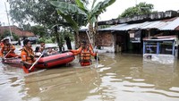 Personel SAR Palembang mengevakuasi warga yang menjadi korban banjir di Sekip Bendung, Palembang, Sumatera Selatan, Selasa (13/11/2018). Antara Foto/Nova Wahyudi.