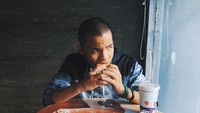 Nih, pose Saaih makan burger ditemani segelas minuman bersoda yang segar dan dingin. Terlihat serius sekali, ya? Foto: Instagram @saaihalilintar