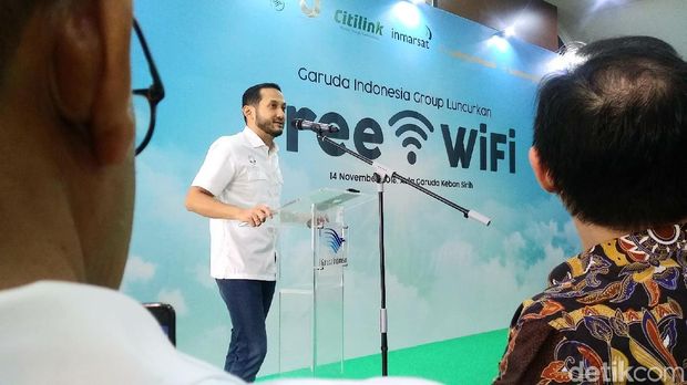 Bolehkah Menyalakan Ponsel dan WiFi di Pesawat? Ini Jawabannya