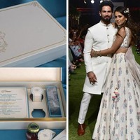 Aktor Shahid Kapoor menyebarkan undangan pernikahan yang begitu mewah saat menikahi wanita berusia 13 tahun lebih muda darinya, Mira Rajput. Undangan pernikahan Shahid menghabiskan biaya US$ 4,5 juta atau sekitar Rp 66 miliar. Undangan tersebut adalah sebuah boks atau kotak yang di dalamnya selain terdapat detail pesta pernikahan, ada juga puluhan cokelat mahal. Foto: Getty Images, Ist.