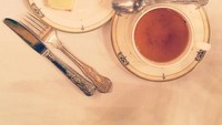 Sangat suka minum teh, kali ini Nicole pun menikmati secangkir teh hangat dengan dua potong cake manis. Foto: Instagram @nicole